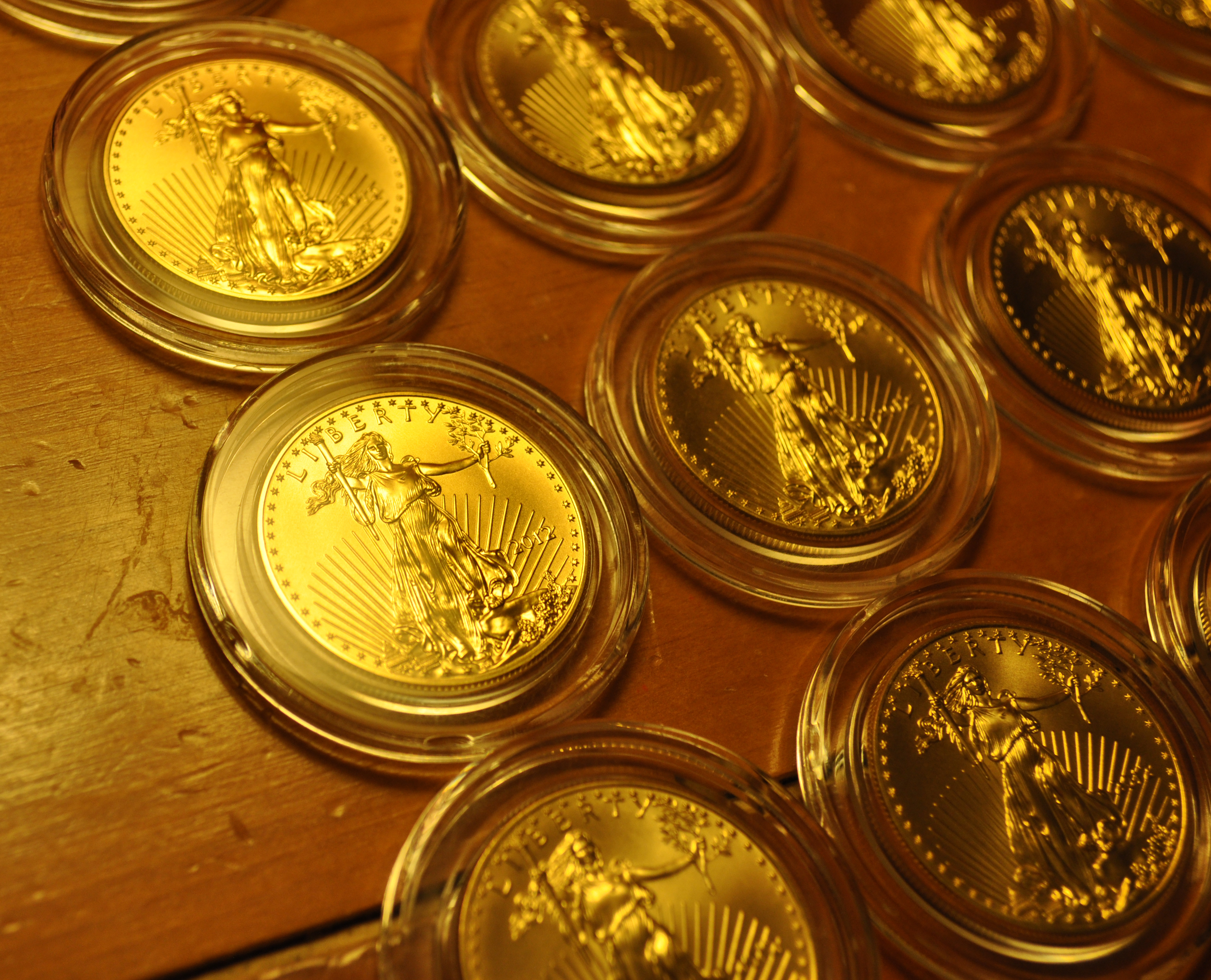 Памятные и инвестиционные монеты. Монеты золотые унцовки. Золотые Монгет ы. Золотые инвестиционные монеты. Коллекционные золотые монеты.